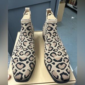 Vivaia boots size US 11/M